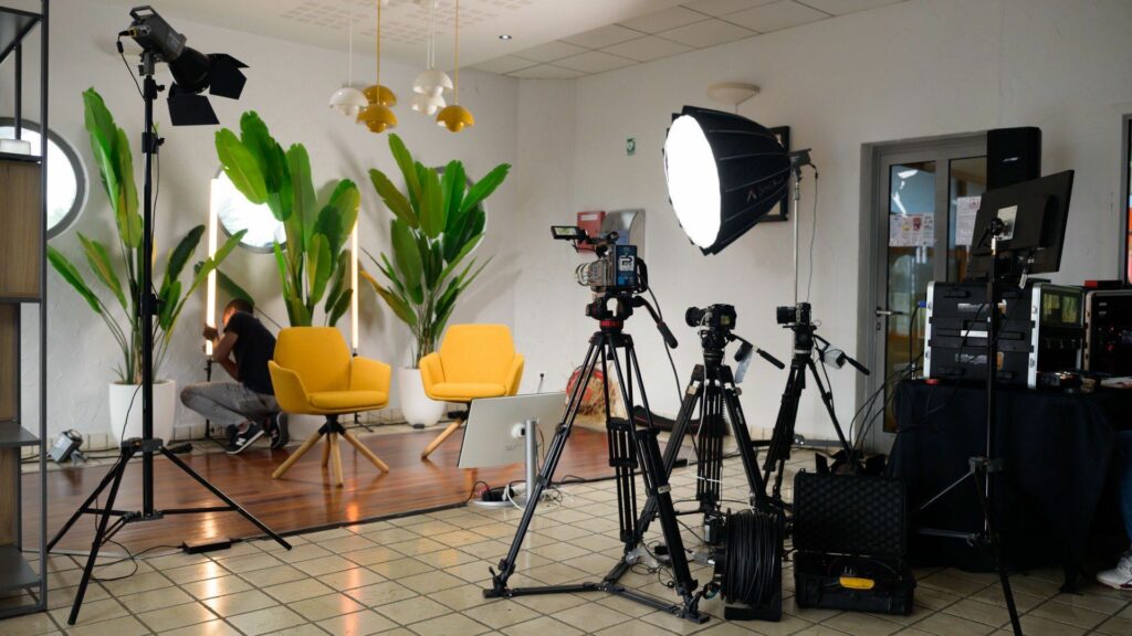 Dispositif de tournage d'une vidéo d'entreprise en Guadeloupe : caméras sur pieds, softbox et éclairage LED