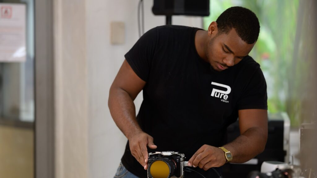 Technicien Pure Vision préparant un boîtier caméra pour un tournage en urgence en Guadeloupe
