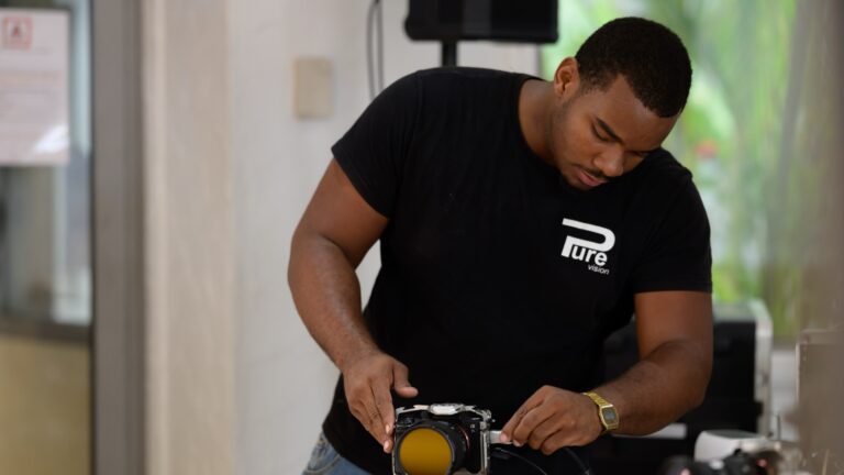 Technicien Pure Vision préparant un boîtier caméra pour un tournage en urgence en Guadeloupe
